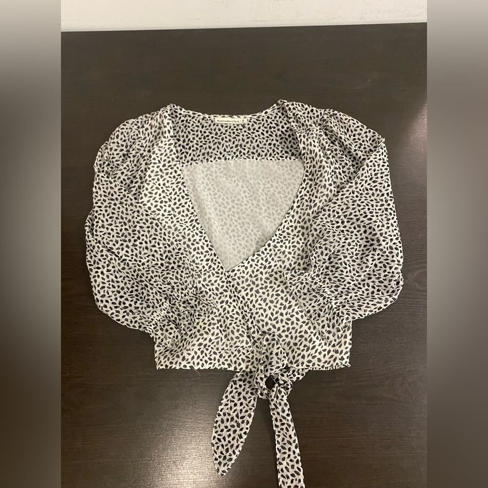 Womens Abercrombie & Fitch, navy and white pattern blouse, size medium.